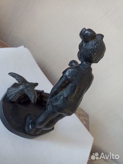 Девочка кормит голубей.Чугун. Куса 1980 год.СССР