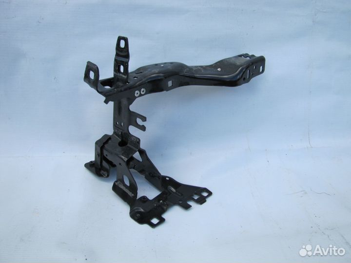 BMW 5 G30/G31 крепление передней левой фары