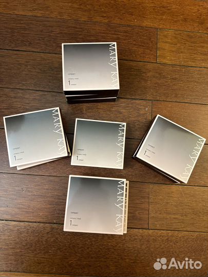 Футляр Compact Mary Kay