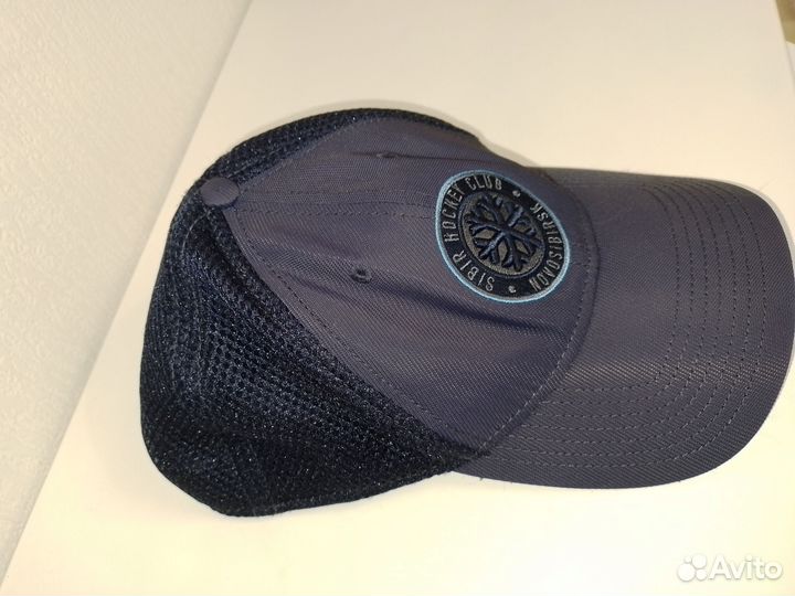 Бейсболка с символикой хоккейного клуба 