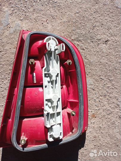 Продам фонарь задний