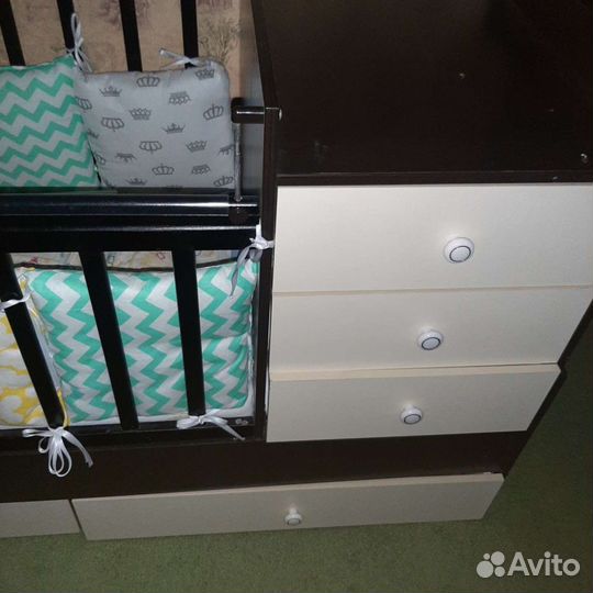 Детская кроватка и пеленальный столик