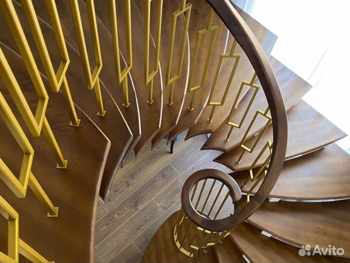 Деревянная лестница на второй этаж