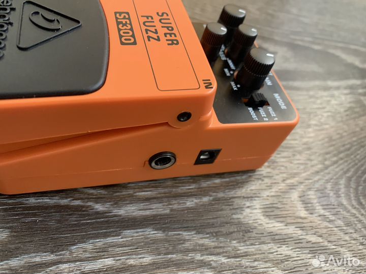Гитарная педаль Fuzz Behringer Superfuzz SF300