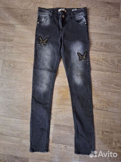 Серые джинсы