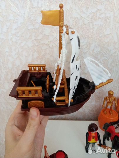 Пиратский корабль с командой