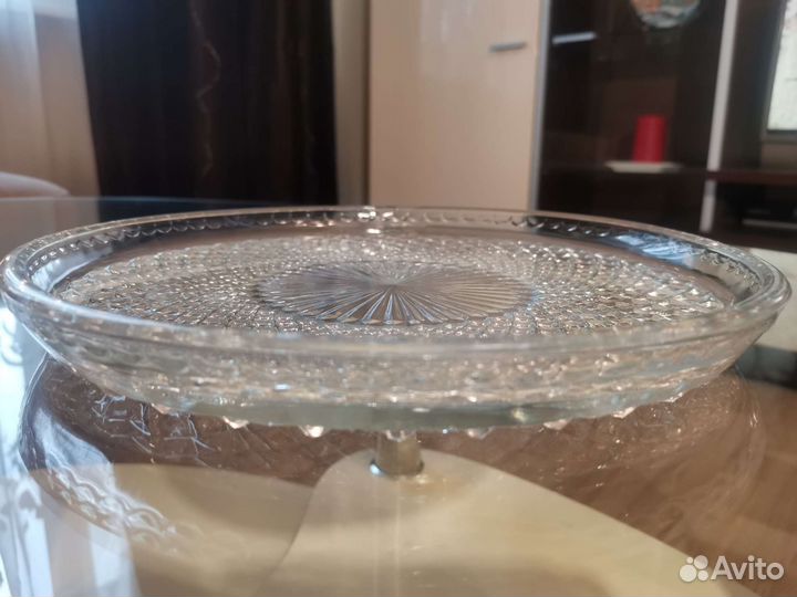 Графин хрустальный с рюмочками на подносе