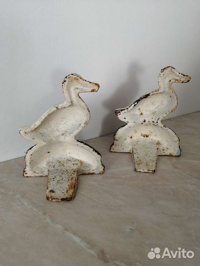 Старинная чугунная подставка и держатель полотенец