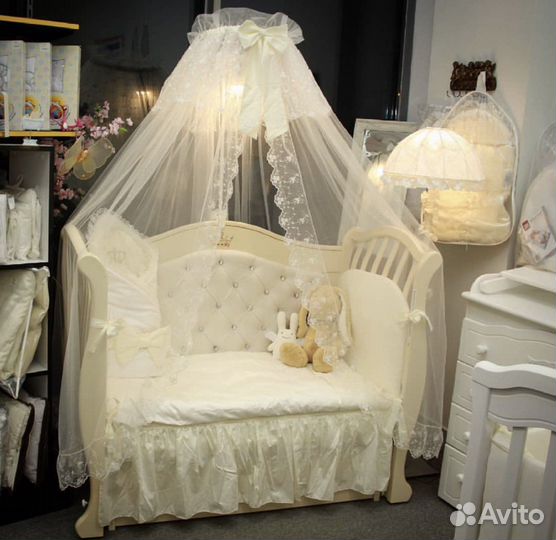 Детская кроватка с маятником и ящиком