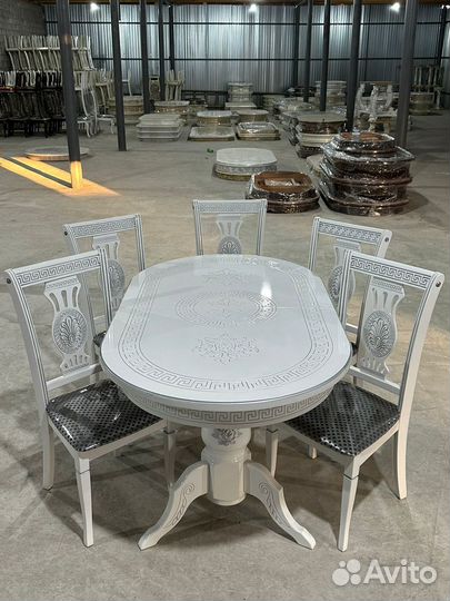 Стол и стулья