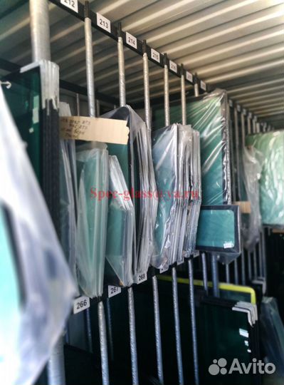 Стекло дверное верхнее на экскаватор Terex 860