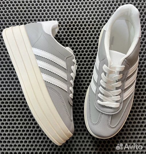 Кроссовки женские