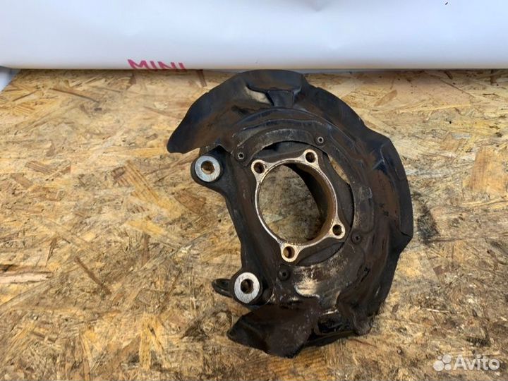 Поворотный кулак передний левый Mini Clubman