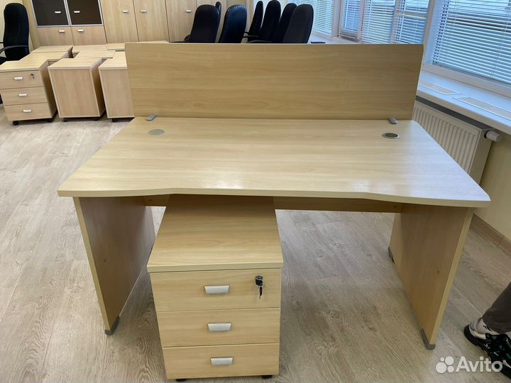Письменный стол офисный