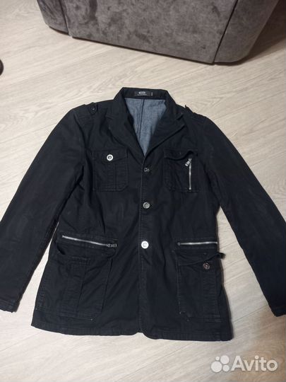 Мужская ветровка и джинсы