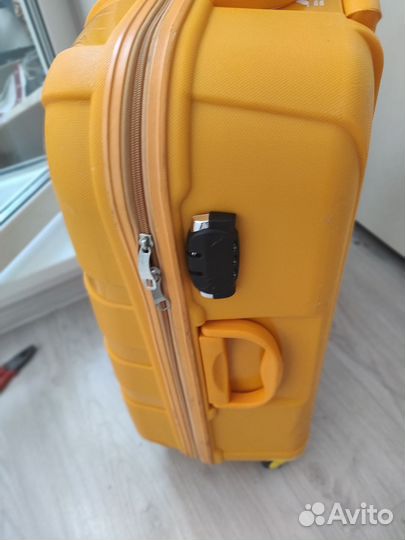 Пластиковый чемодан