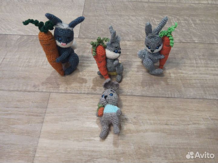 Игрушка вязаная Зайчик с морковкой