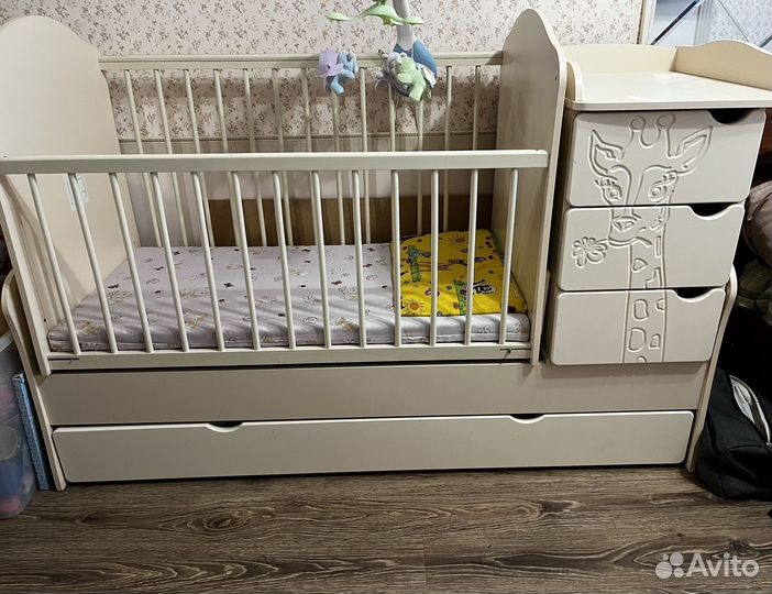 Детская кроватка с маятником