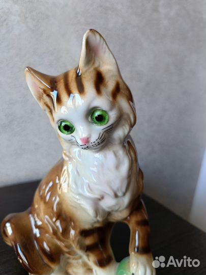 Кот кошка с мячом статуэтка фарфор Германия