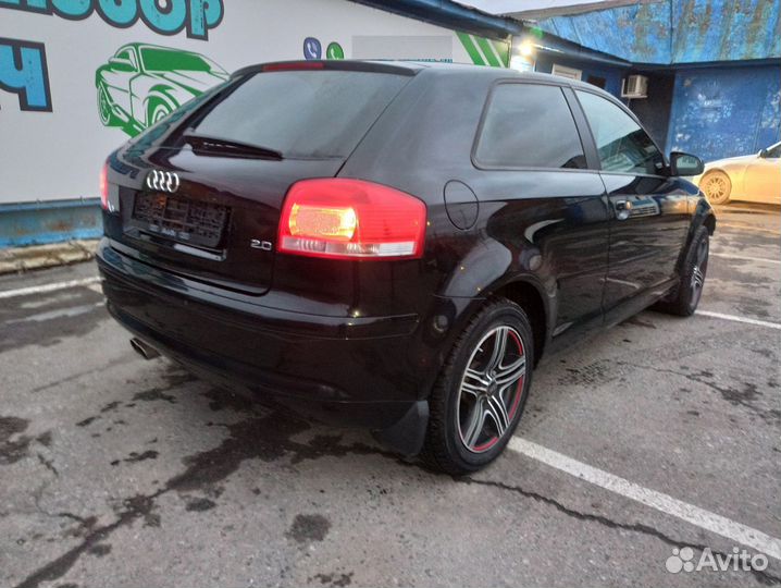 Направляющая скоба правая Audi A3 8P3857825 Отличн