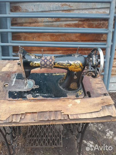 Старая швейная машинка Зингер