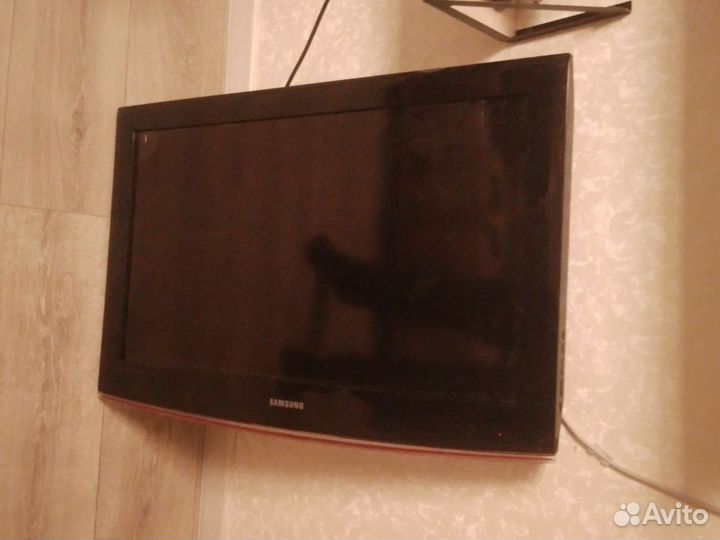 Телевизор samsung 32 дюйма (треснула матрица)