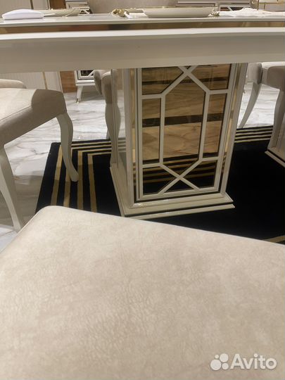 Стол и стулья