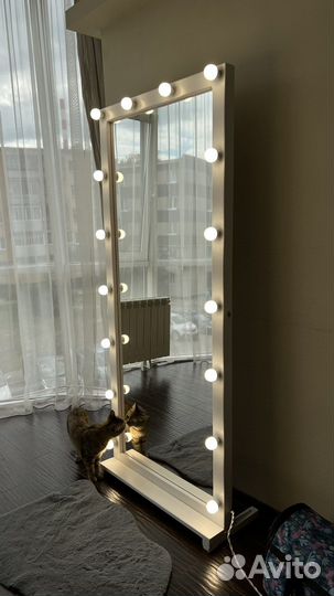 Гримерное зеркало с подсветкой