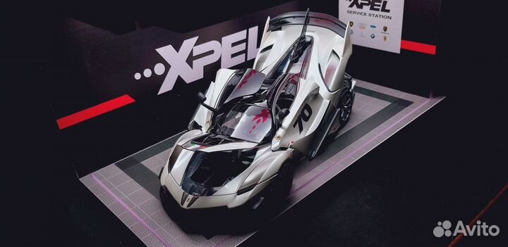 Коллекционная модель Ferrari FXX-K с боксом