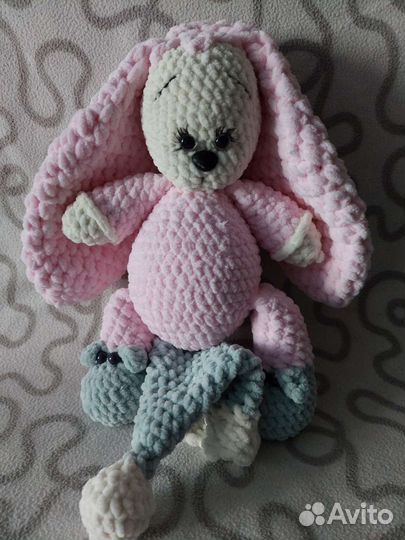 Плюшевый заяц вязаный