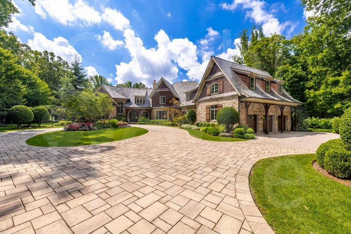 Дом 720 м² на участке 80 сот.