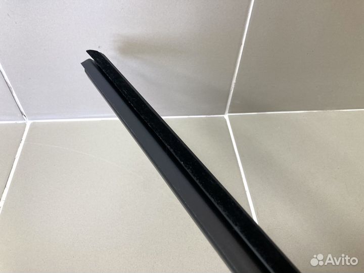 Бархотка зад прав двери Skoda Fabia 2007-2015 г.в