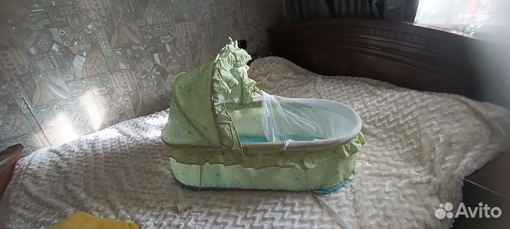 Детская кроватка с маятником