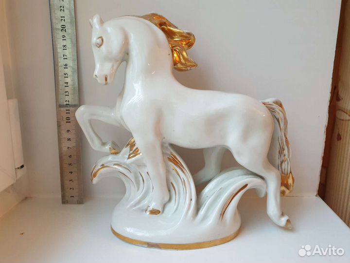 Фарфоровая статуэтка 