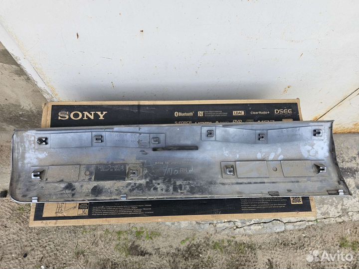 Subaru forester накладка передней правой двери