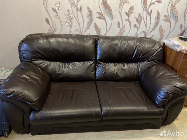 Кожаный диван