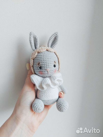 Вязаная игрушка зайка