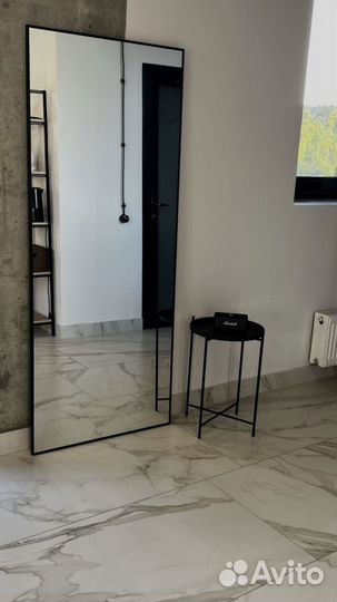 Зеркало в металлической раме