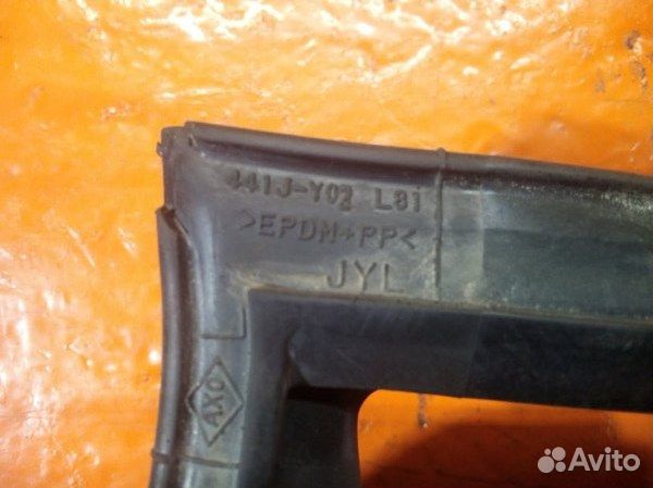 Уплотнительная резинка двери передняя левая