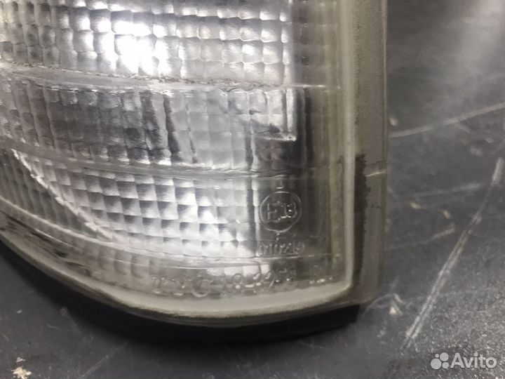 Указатель поворота передний правый Мерседес 190 w2