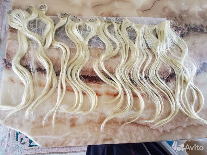 Волосы на заколках блонд