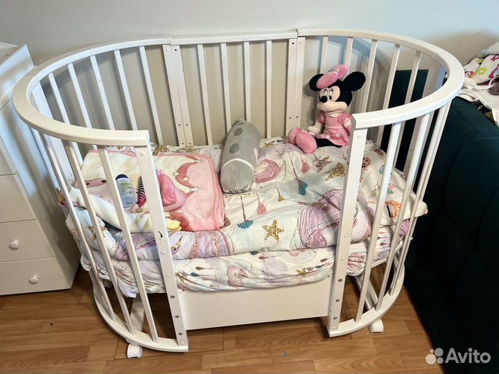 Детская кровать и пеленальный комод