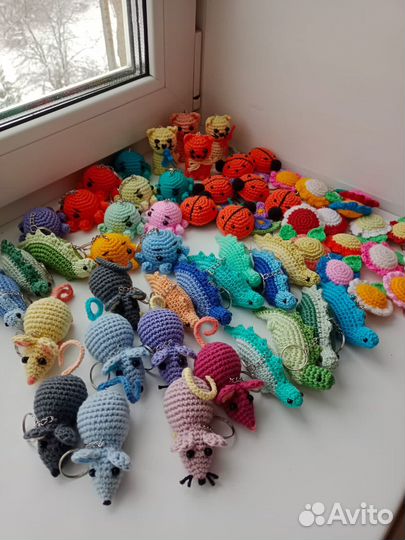Вязанные брелки игрушки