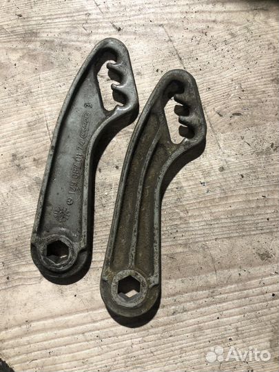 Кронштейн пружины петли капота Мерседес w140