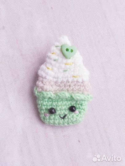 Вязаная брошка 
