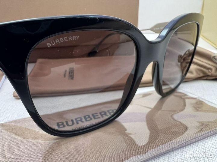 Солнцезащитные очки женские burberry