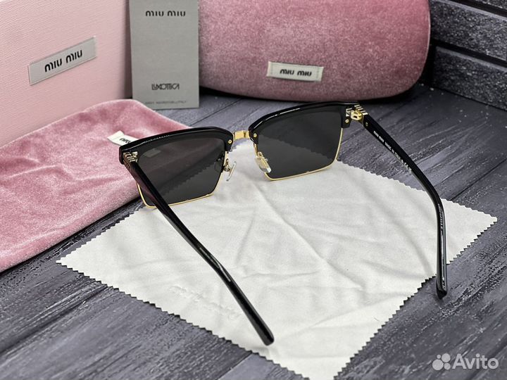 Солнцезащитные очки Miu Miu