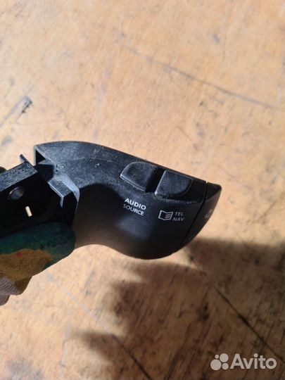 Кнопка управления магнитолой на руль Renault