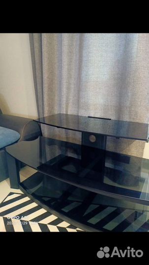 Стеклянная тумба под тв