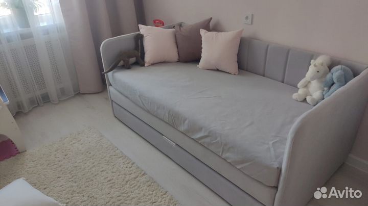 Подростковая кровать в обивке